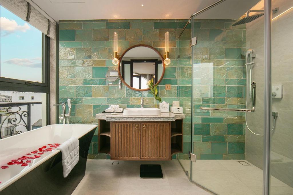 Deluxe Corner Suite
