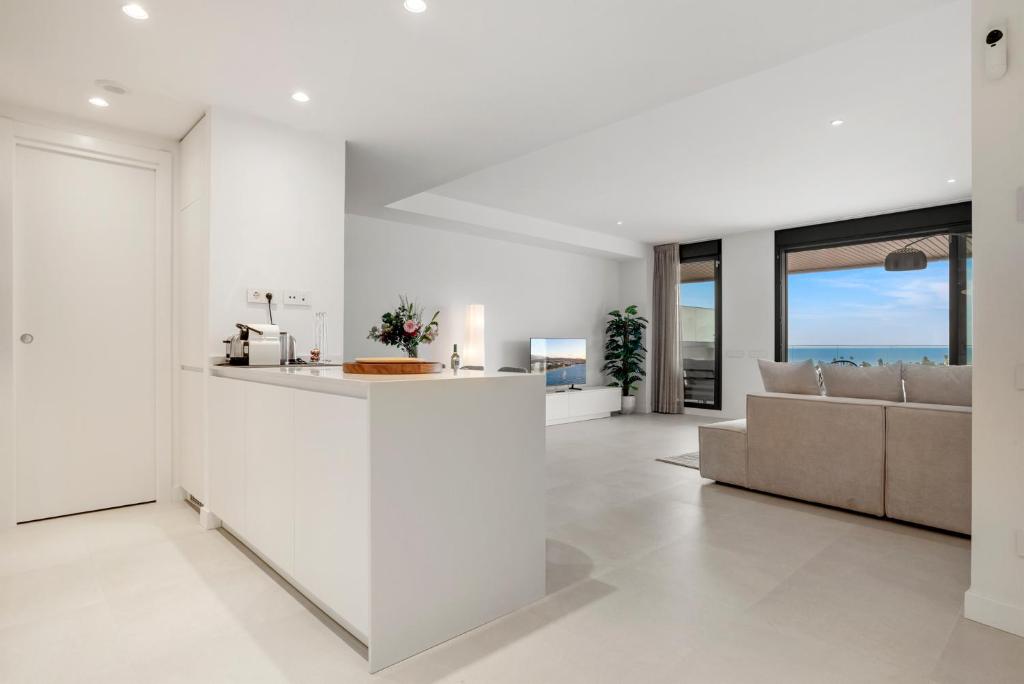 New Luxury Apt 2BR Sea Views Pool