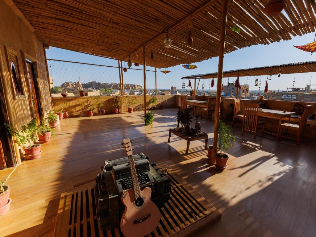 een kamer met twee gitaren op een terras bij Hotel The Silk Route in Jaisalmer