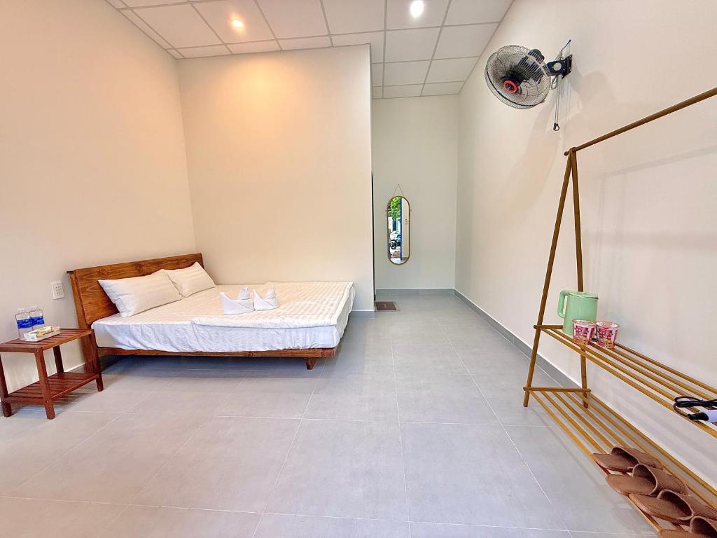 a bedroom with a bed in a room at Vĩnh Hy House in Ninh Hải