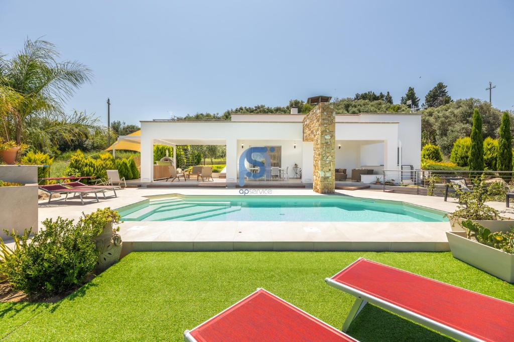 une piscine dans une cour avec une maison dans l'établissement Villa Irene Deluxe, à Campofelice di Roccella