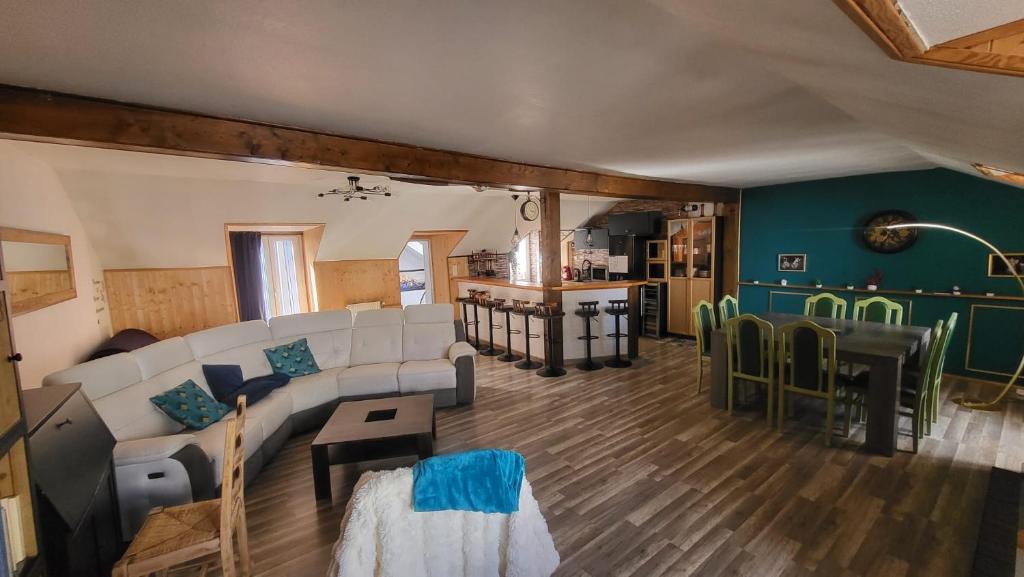 un soggiorno con un divano e un tavolo di Appartement 200m carré mont dore a Le Mont-Dore