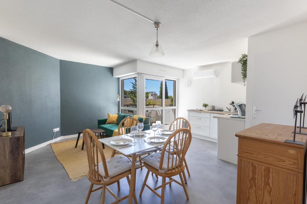 Η κουζίνα ή μικρή κουζίνα στο Le Nid des Alpilles - 3 to 4 beds - Air Conditioning - WiFi