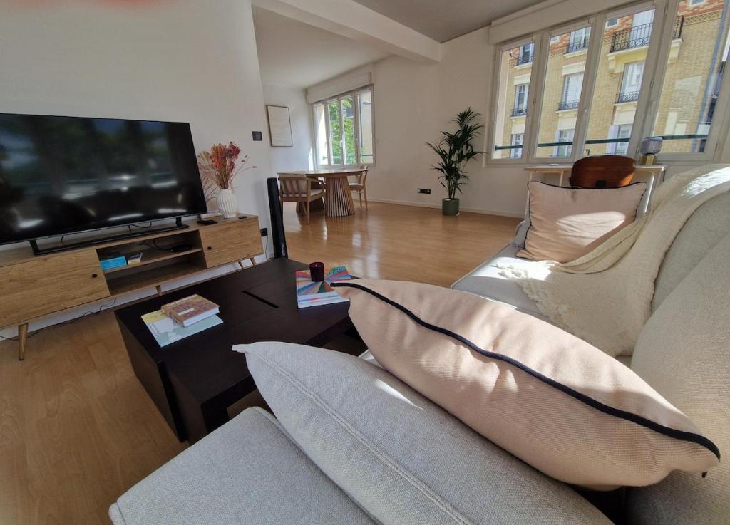 Μια τηλεόραση ή/και κέντρο ψυχαγωγίας στο Le Clos Boulingrin - hyper-centre