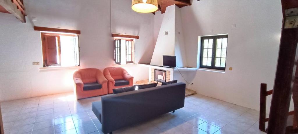 Rustic Countryside Loft with Private Balcony - Casa 8