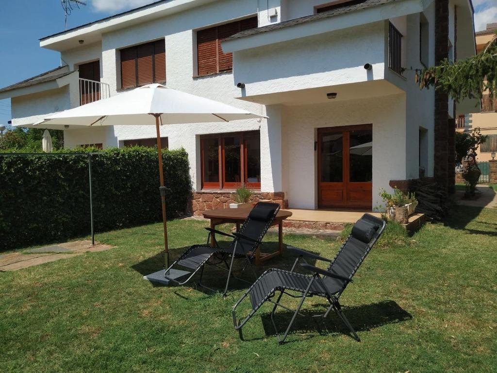 Κήπος έξω από το Casa amb jardí i llar de foc