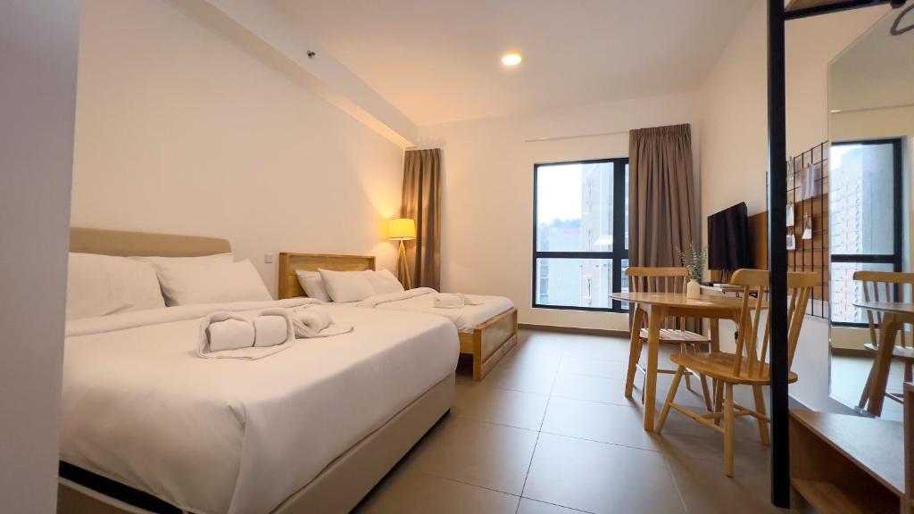 Giường trong phòng chung tại 15 Mossaz Muji 2 Queen Bed By Light House