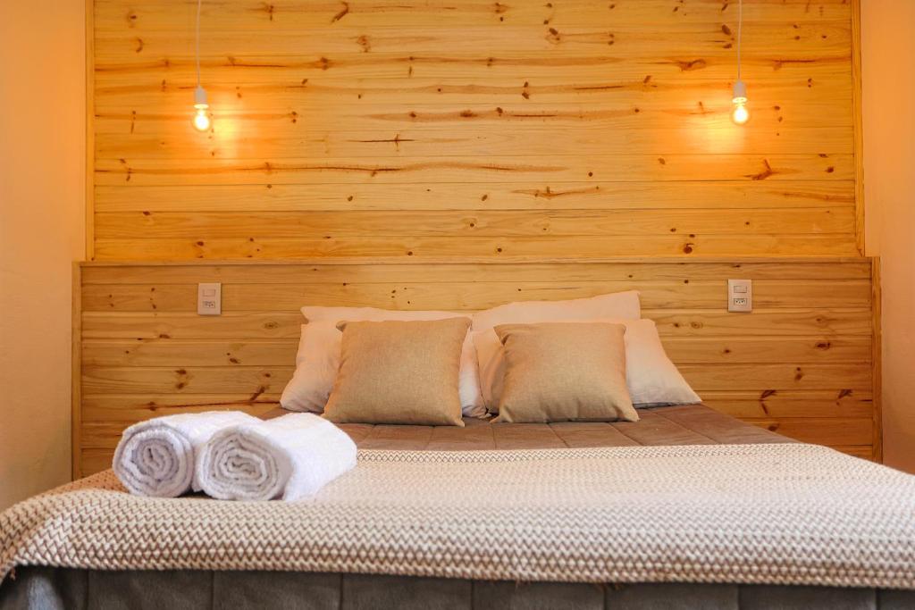 a bedroom with a bed with two towels on it at White cabin - Casa de Campo em Gonçalves - MG in Gonçalves