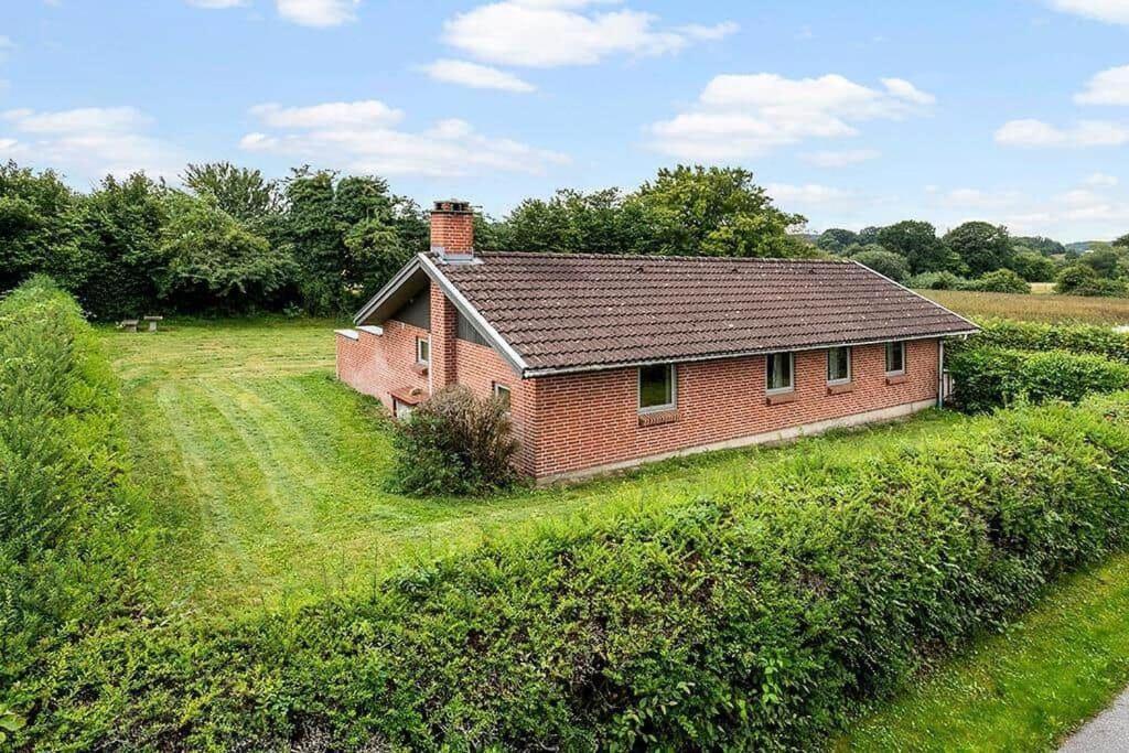 a small red brick house in a field at SJ300-Haderslev-Vikaerparken-87 in Diernæs