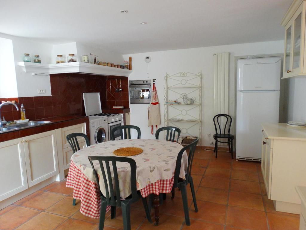 A kitchen or kitchenette at Domaine de La Magdeleine