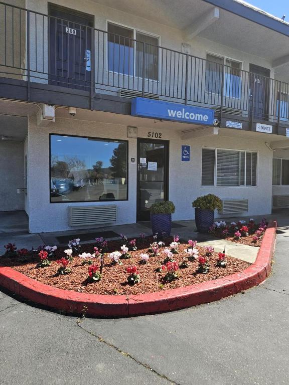een bloembed voor een gebouw bij Motel 6-Pleasanton, CA in Pleasanton