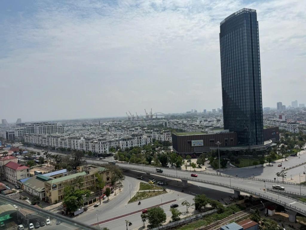 une ville avec un grand bâtiment et une autoroute dans l'établissement Nắng Homestay, à Hai Phong
