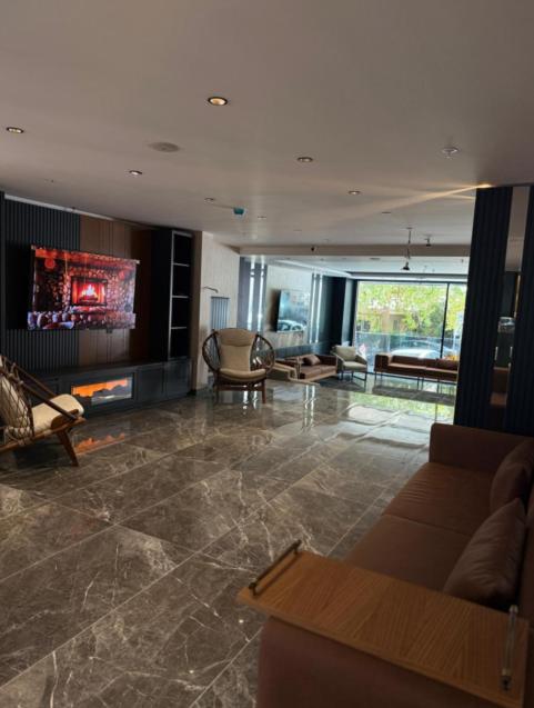 ein Wohnzimmer mit Sofa und Kamin in der Unterkunft Tetrainn Hotel in Ankara