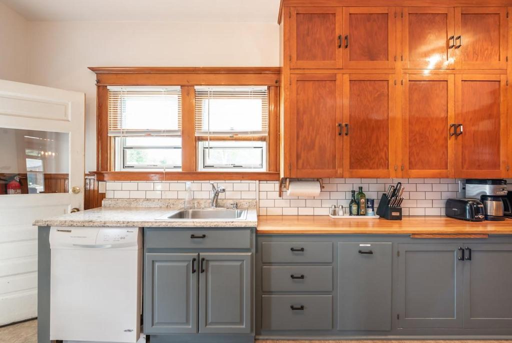 Køkken eller tekøkken på Historic Charm Meets Modern Comfort - Downtown COS