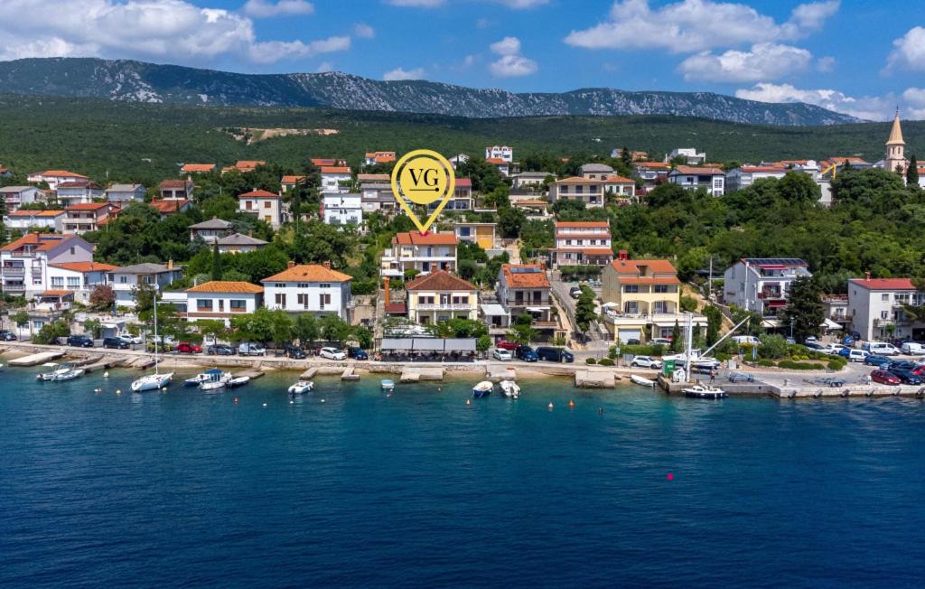 eine kleine Stadt am Ufer eines Wasserkörpers in der Unterkunft Holiday home Villa Blue coast by Villas Guide in Jadranovo