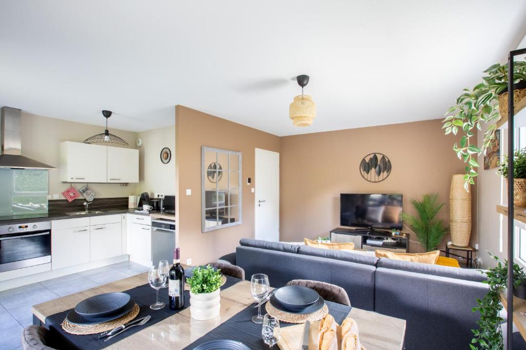 L'Adresse Colmarienne, Escapade en Famille, Terrasse, Garage Privé, Point de départ idéal en toutes saisons, Centre historique Colmar à 10 min à pied, Marchés de Noël, Route des vins d'Alsace, Appartement calme et élégant, Arrivée autonome, Garage à vélos – photo 15