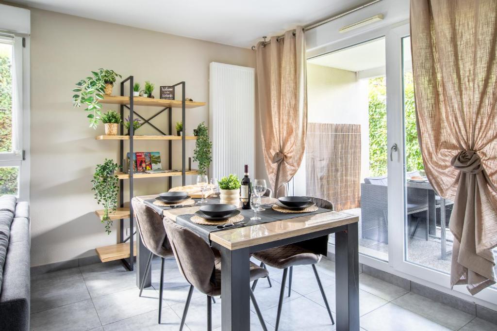 L'Adresse Colmarienne, Escapade en Famille, Terrasse, Garage Privé, Point de départ idéal en toutes saisons, Centre historique Colmar à 10 min à pied, Marchés de Noël, Route des vins d'Alsace, Appartement calme et élégant, Arrivée autonome, Garage à vélos – photo 14