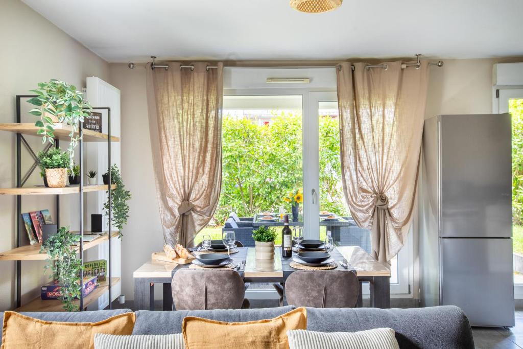 L'Adresse Colmarienne, Escapade en Famille, Terrasse, Garage Privé, Point de départ idéal en toutes saisons, Centre historique Colmar à 10 min à pied, Marchés de Noël, Route des vins d'Alsace, Appartement calme et élégant, Arrivée autonome, Garage à vélos – photo 4