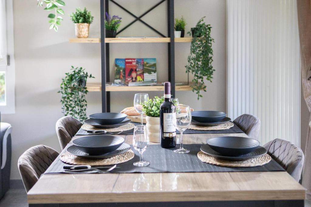 L'Adresse Colmarienne, Escapade en Famille, Terrasse, Garage Privé, Point de départ idéal en toutes saisons, Centre historique Colmar à 10 min à pied, Marchés de Noël, Route des vins d'Alsace, Appartement calme et élégant, Arrivée autonome, Garage à vélos – photo 30