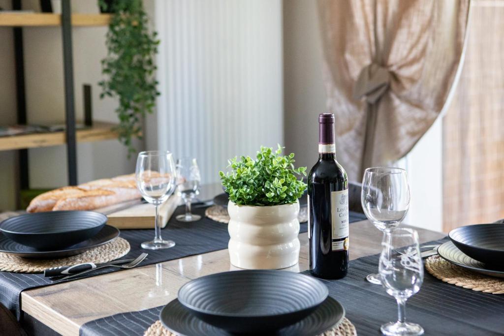 L'Adresse Colmarienne, Escapade en Famille, Terrasse, Garage Privé, Point de départ idéal en toutes saisons, Centre historique Colmar à 10 min à pied, Marchés de Noël, Route des vins d'Alsace, Appartement calme et élégant, Arrivée autonome, Garage à vélos – photo 31