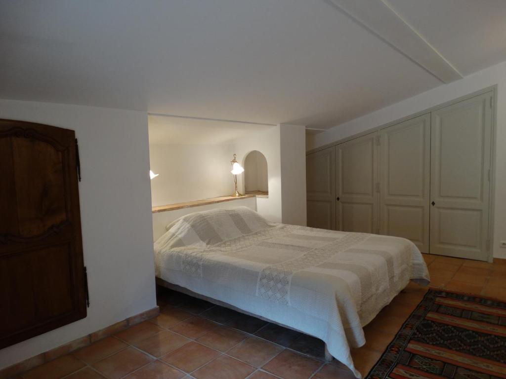 A bed or beds in a room at Domaine de La Magdeleine