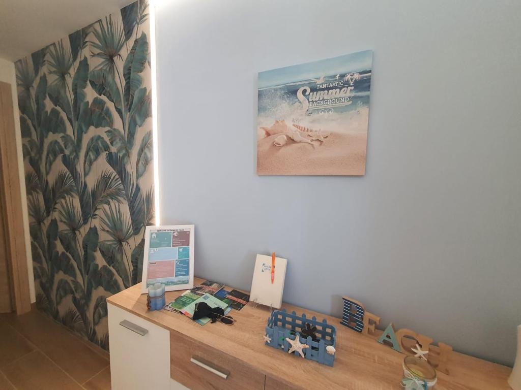 Una habitación con un escritorio con una computadora encima. en Kamira's Home, en San Remo