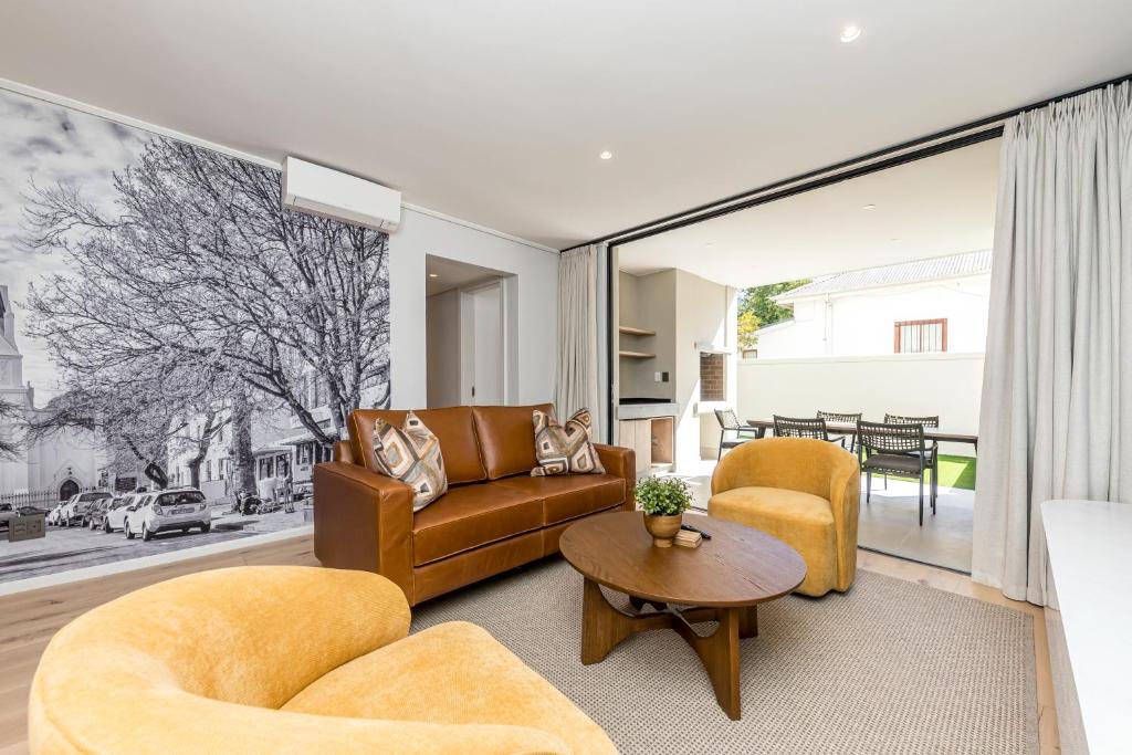 ステレンボッシュにあるAan de Meul Luxury Apartmentsのソファと椅子とテーブルのあるリビングルーム