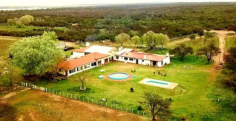 Una vista aérea de una casa con un gran patio. en Hostal Naico, en Naicó