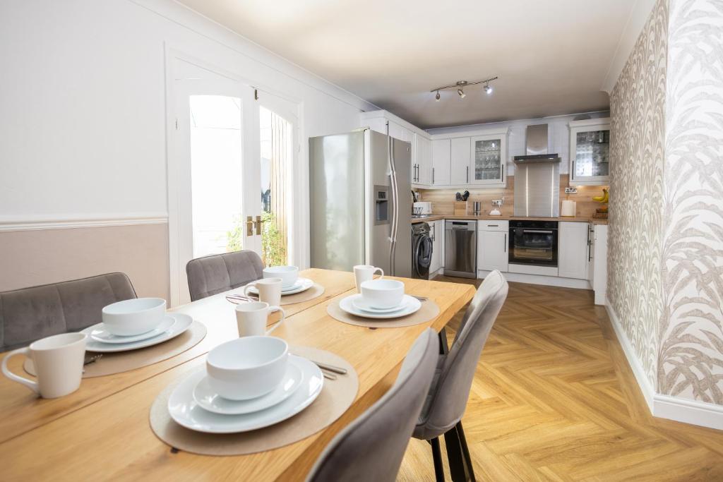 a kitchen and dining room with a wooden table and chairs at Relaxing 3-Bedroom Retreat House Free Parking 8ppl in Ollerton