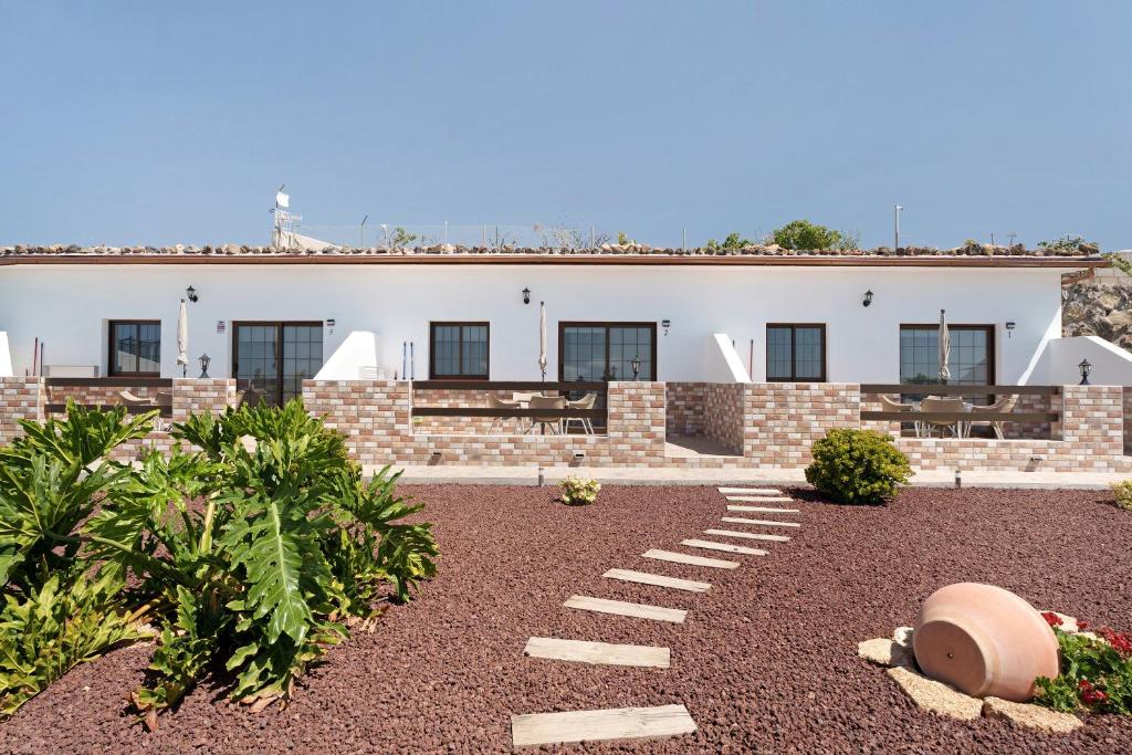 ein Gebäude mit einem Weg davor in der Unterkunft La Sabina De Manuel in San Miguel de Abona