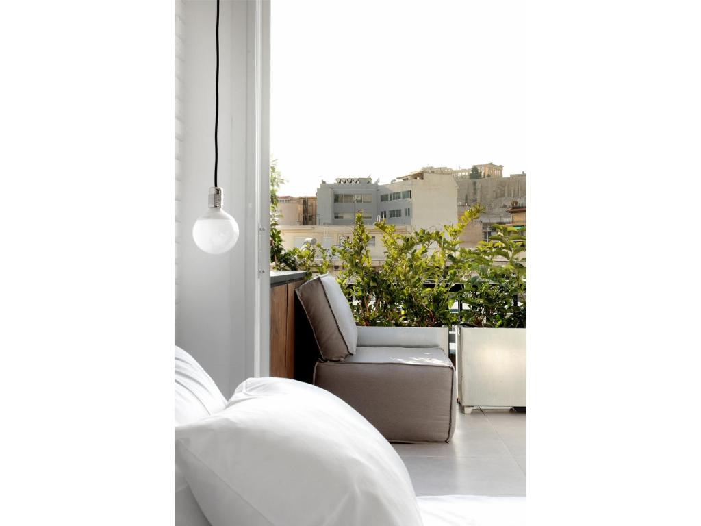 雅典的住宿－雅典景閣樓公寓- 02，带沙发和窗户的客厅