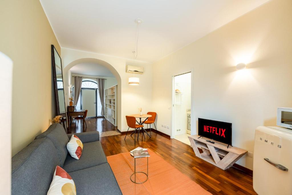 Area soggiorno di Loft with private garden at navigli
