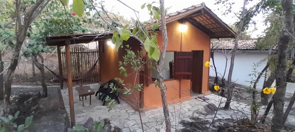 ein kleines Haus mitten in einem Wald in der Unterkunft Chalés Santo Verde 2 in Goiás