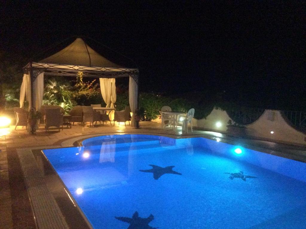 Piscina de la sau aproape de La Suite del Faro