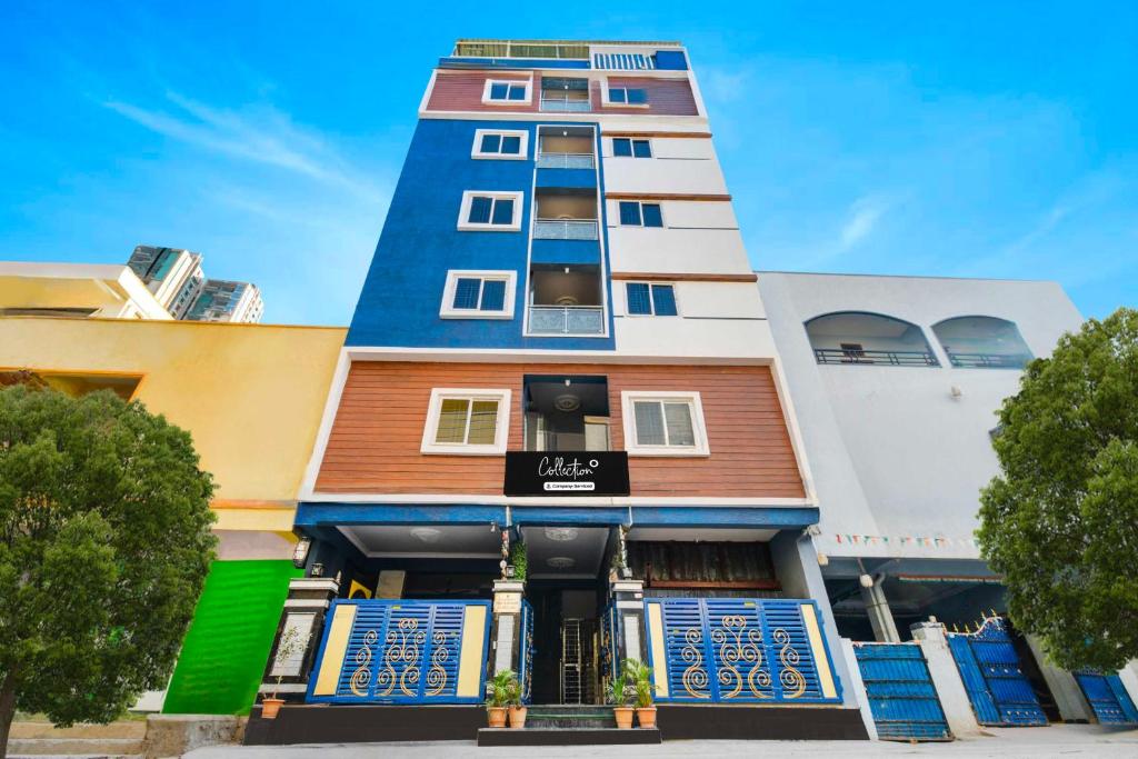 un bâtiment avec une enseigne sur la façade dans l'établissement Collection O Ardha Nareeshwar Temple Kothaguda, à Hyderabad