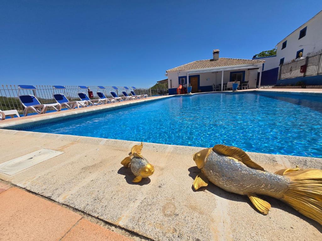 a bird statue next to a swimming pool at Casa rural Bodega Dorada in Cehegín