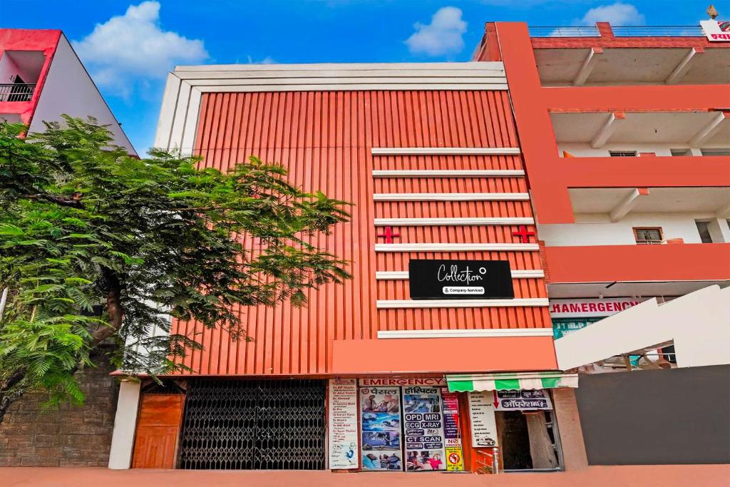 Collection O Sector 121 Gaur City Mall Noida Royal FNG في نويدا: مبنى احمر عليه لوحه