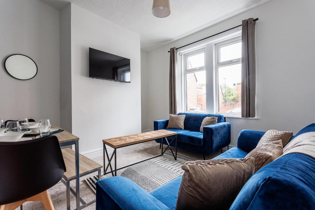 ウォールセンドにある2 Br Home Perfect For Short And Long Term Stayの青いソファとテーブルのあるリビングルーム