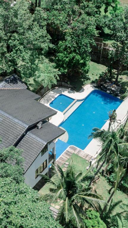 Draufsicht auf einen Swimmingpool neben einem Haus in der Unterkunft The Cottage in Lucban