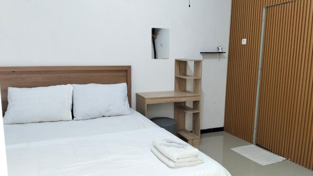 Ένα ή περισσότερα κρεβάτια σε δωμάτιο στο Villa D'Shanon Batu