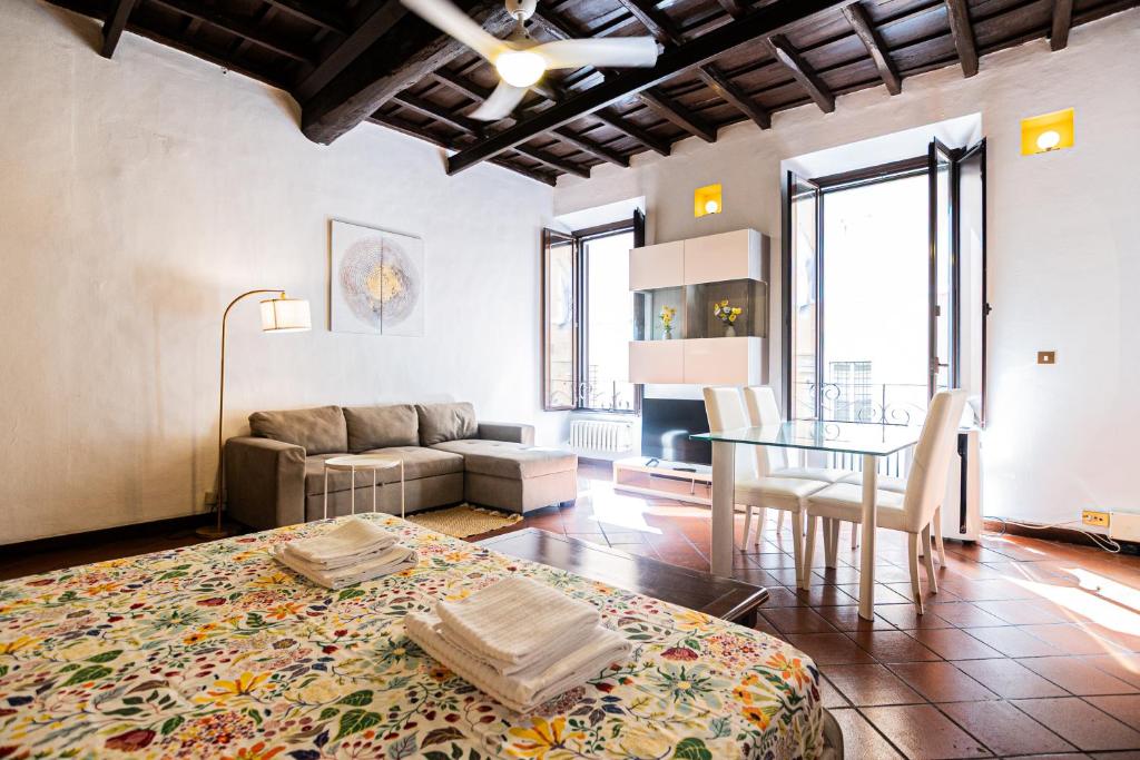 un soggiorno con un divano e un tavolo di Persia Collection Ripetta a Roma