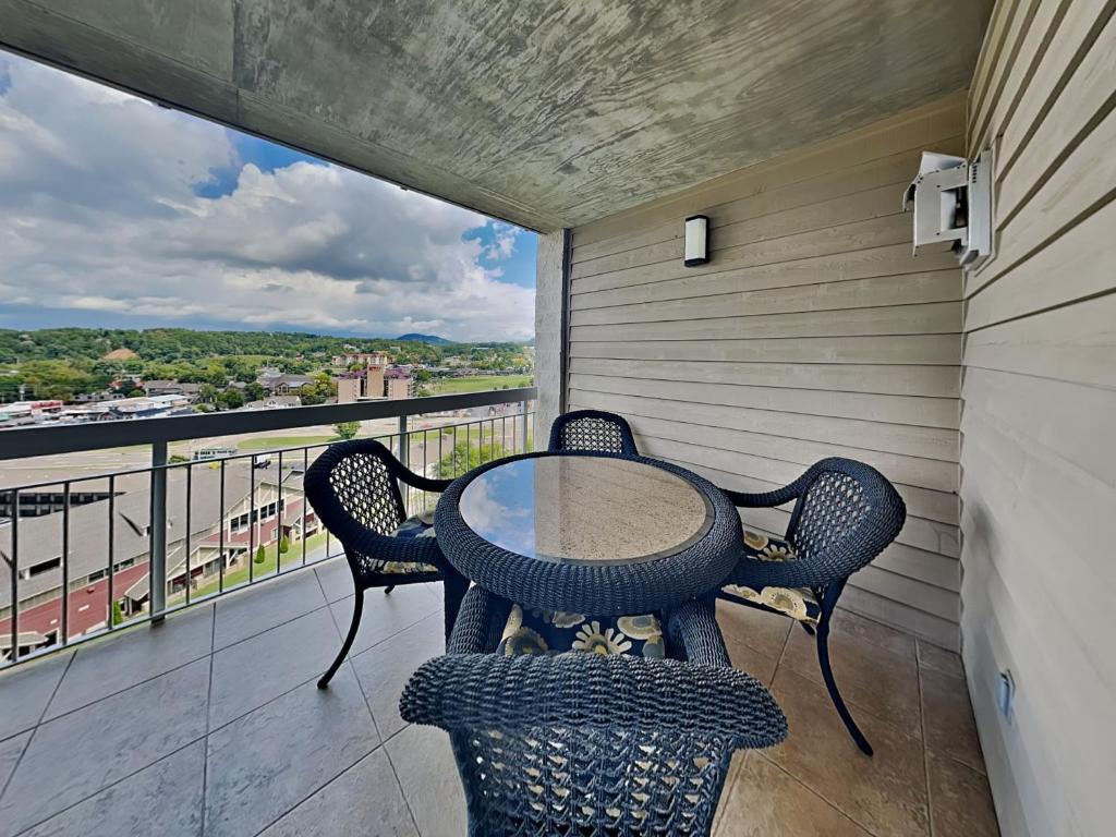 Your Mountain Escape Whispering Pines 244陽台或露臺