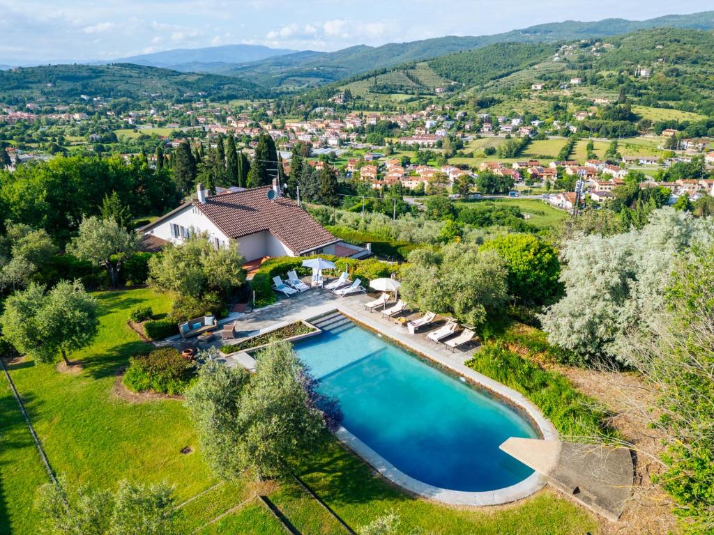 una vista aerea di una villa con piscina di VILLA NINFEO 10&4, Emma Villas ad Arezzo