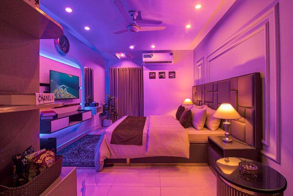 Katil atau katil-katil dalam bilik di HK Retreat Designer Luxury Apartment In Faisal Town Islamabad