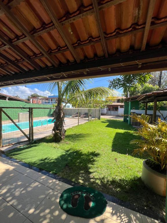 Bazén v ubytování Casa de praia no condomínio verdes mares km 17 nebo v jeho okolí