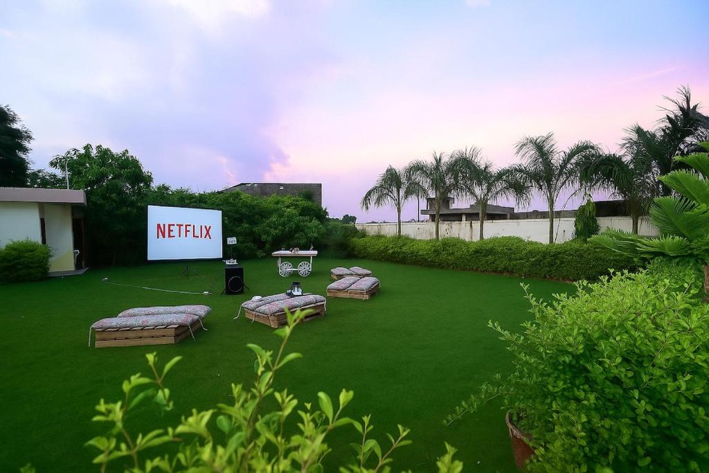 Κήπος έξω από το 3 BHK Farm w pool & jacuzzi in jaipur