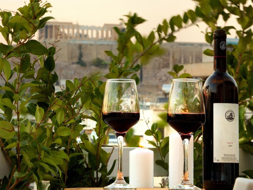 アテネにあるAthens View Loft - 01の赤ワイン2杯(ワイン1本の横)