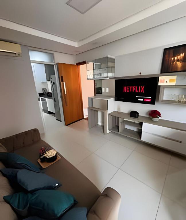 a living room with a couch and a tv at Oásis próx à Novafapi in Teresina