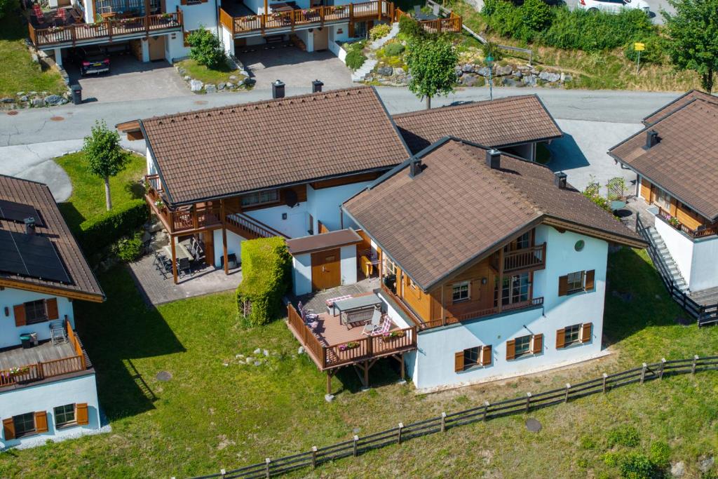 une vue sur une maison aux toits bruns dans l'établissement Schöneben Chalet Vienna, à Wald im Pinzgau