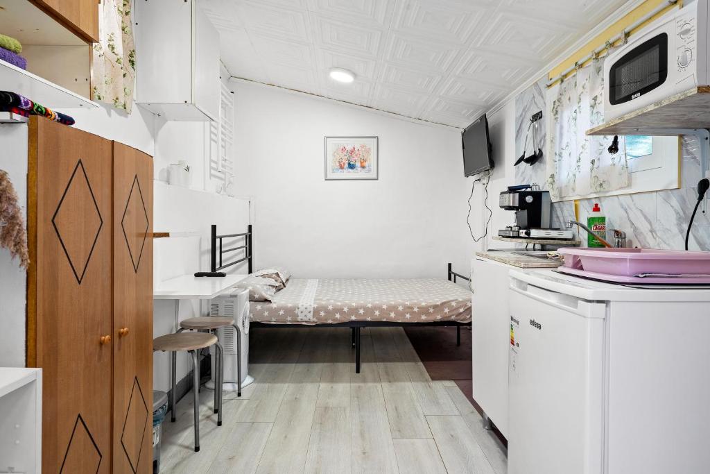 a small kitchen with a couch in a room at Loft Kandy 2 in Calafell